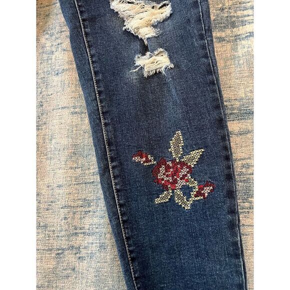 One 5 One Cross Stitch Embroidered Floral Distressed Cropped Jeans Size 14 - Picture 6 of 9